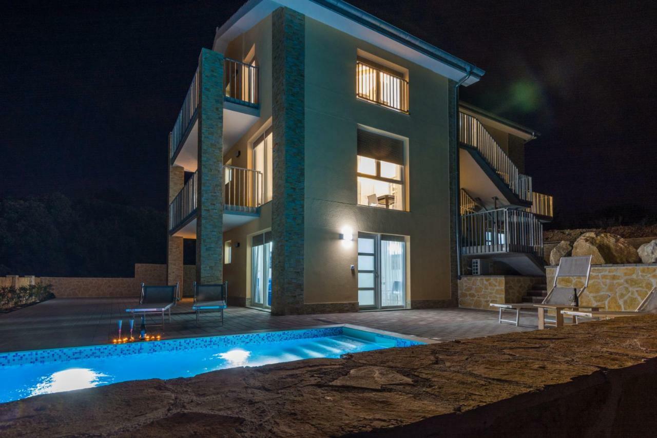 자톤 Fabulous House B With Outdoor Pool 아파트 외부 사진