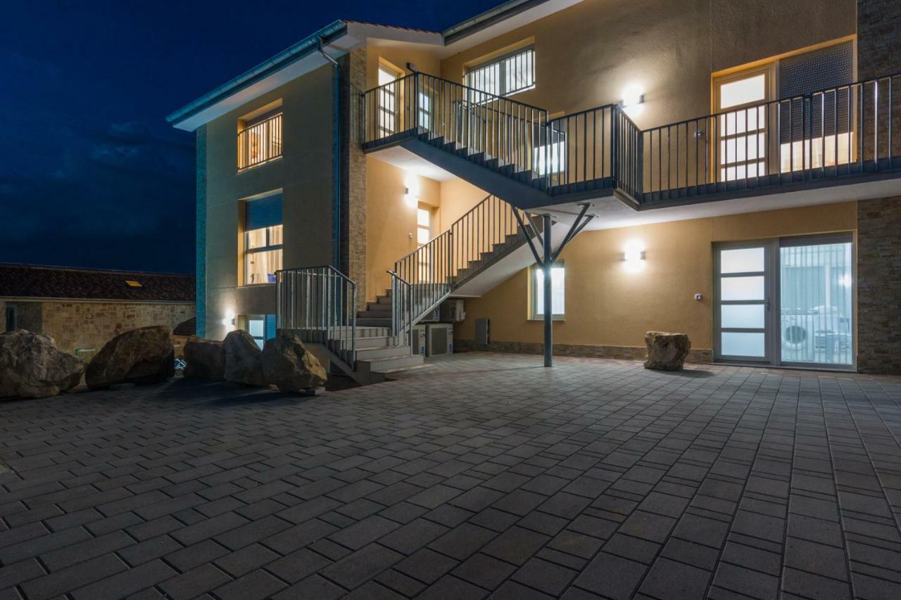 자톤 Fabulous House B With Outdoor Pool 아파트 외부 사진