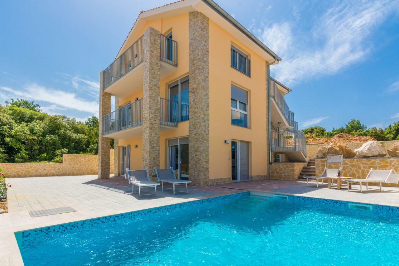 자톤 Fabulous House B With Outdoor Pool 아파트 외부 사진
